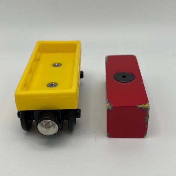 Thomas & Friends Wooden Railway Train Tank Sodor Cargo Co. Cargo Car Yellow Red - Picture 4 of 7